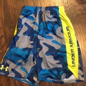 Boys youth medium under amour shorts